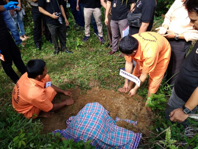 Tersangka Lakukan Rekonstruksi Penguburan Terhadap Pembunuhan Indri Sepiana Putri (14) Siswa Negeri 4 Sakean.